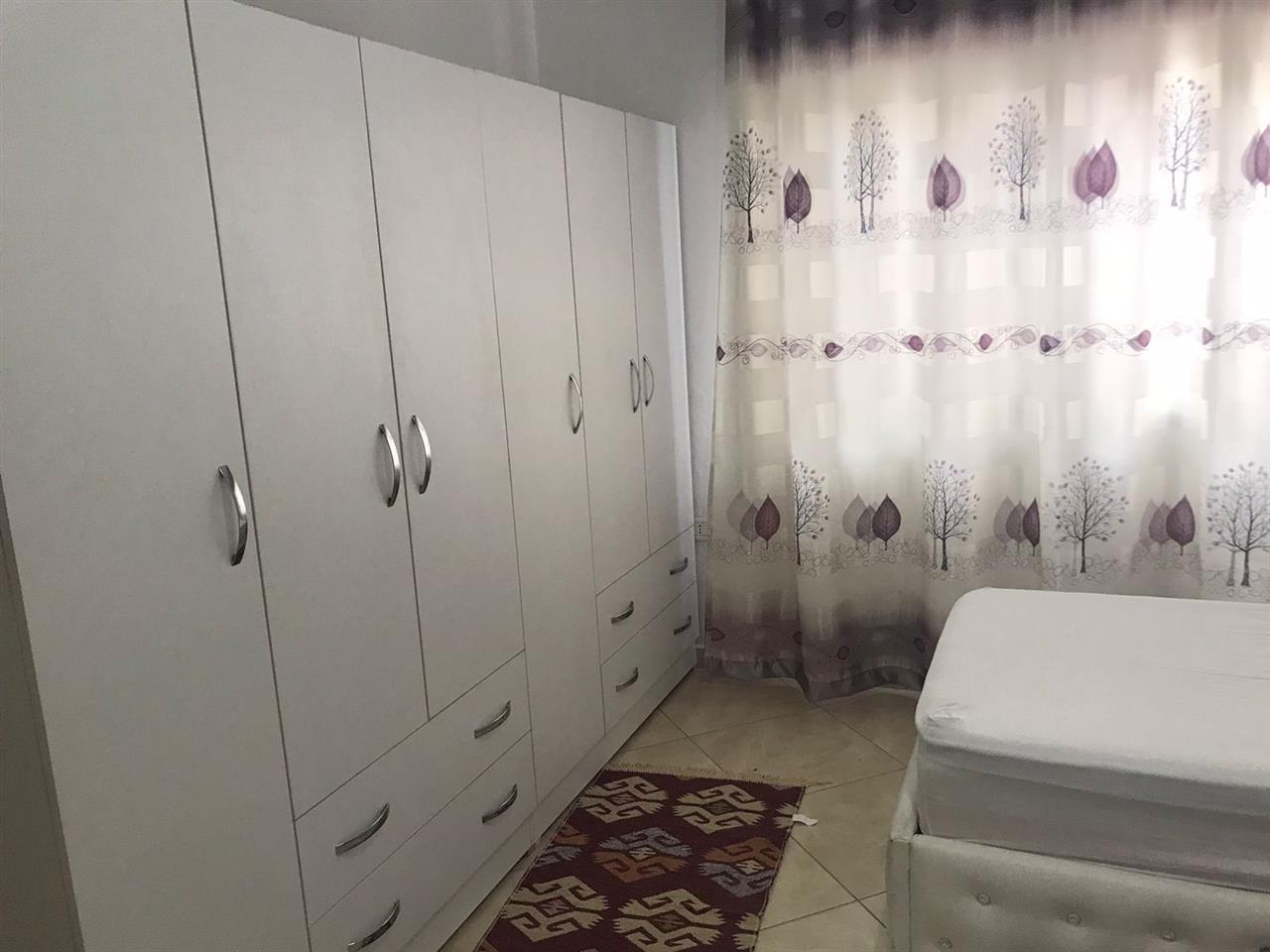 Jepet apartament me qera 2+1+2 prane KMY ne Yzberisht