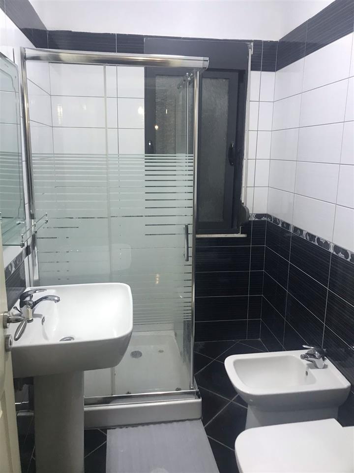 Jepet apartament me qera 2+1+2 prane KMY ne Yzberisht