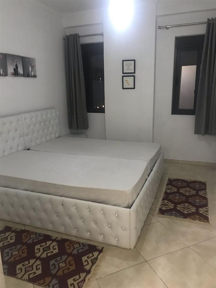 Jepet apartament me qera 2+1+2 prane KMY ne Yzberisht