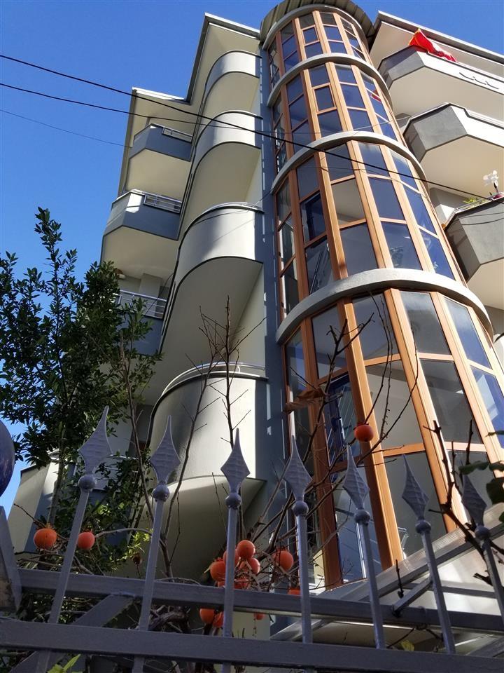 Vilë 4 kat+papafingo+garazh,me çert.pronësie, 730000 € Selit