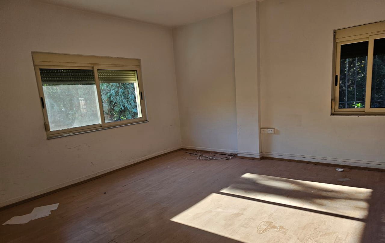 AMBIENT ME QERA TE KOMUNA E PARISIT 1.500 EURO