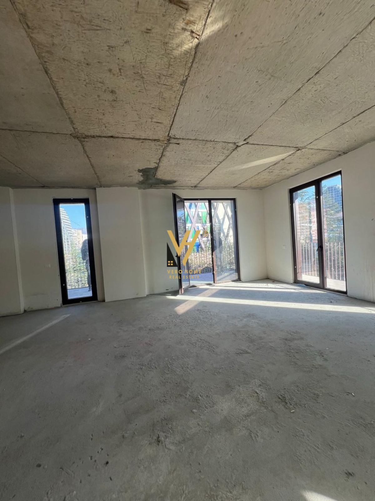 AMBIENT 164 M2 ME QERA TE RR.KOSOVAREVE 3.100 EURO