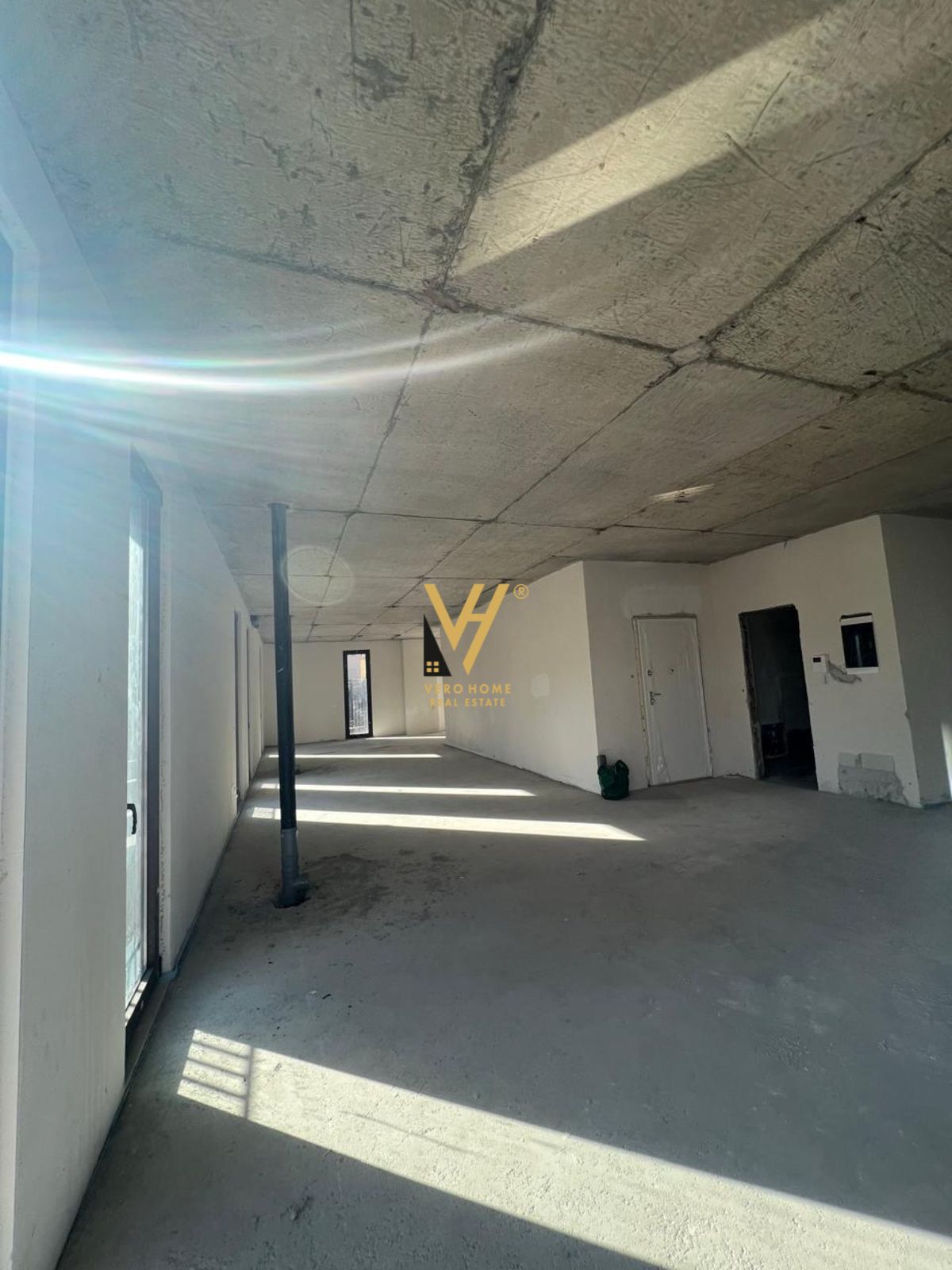 AMBIENT 164 M2 ME QERA TE RR.KOSOVAREVE 3.100 EURO