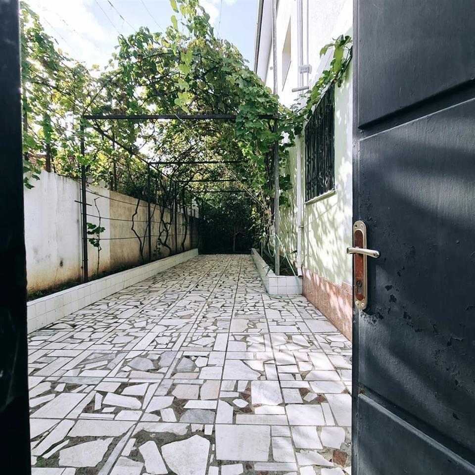 Jepet apartament 2+1 me Qira mbrapa Spitalit Ushtarak