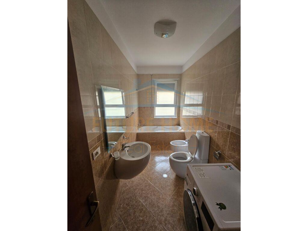 Qera, Apartament 3+1+2, Komuna e Parisit, Tiranë