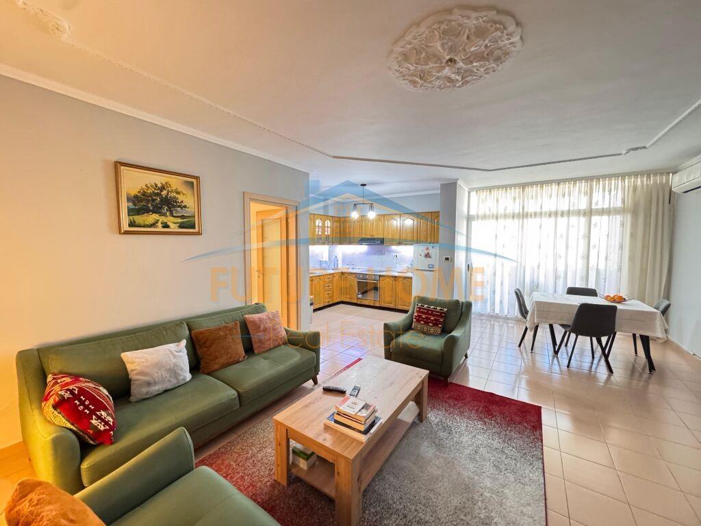 Shitet apartament 2+1+2 Komuna e Parisit