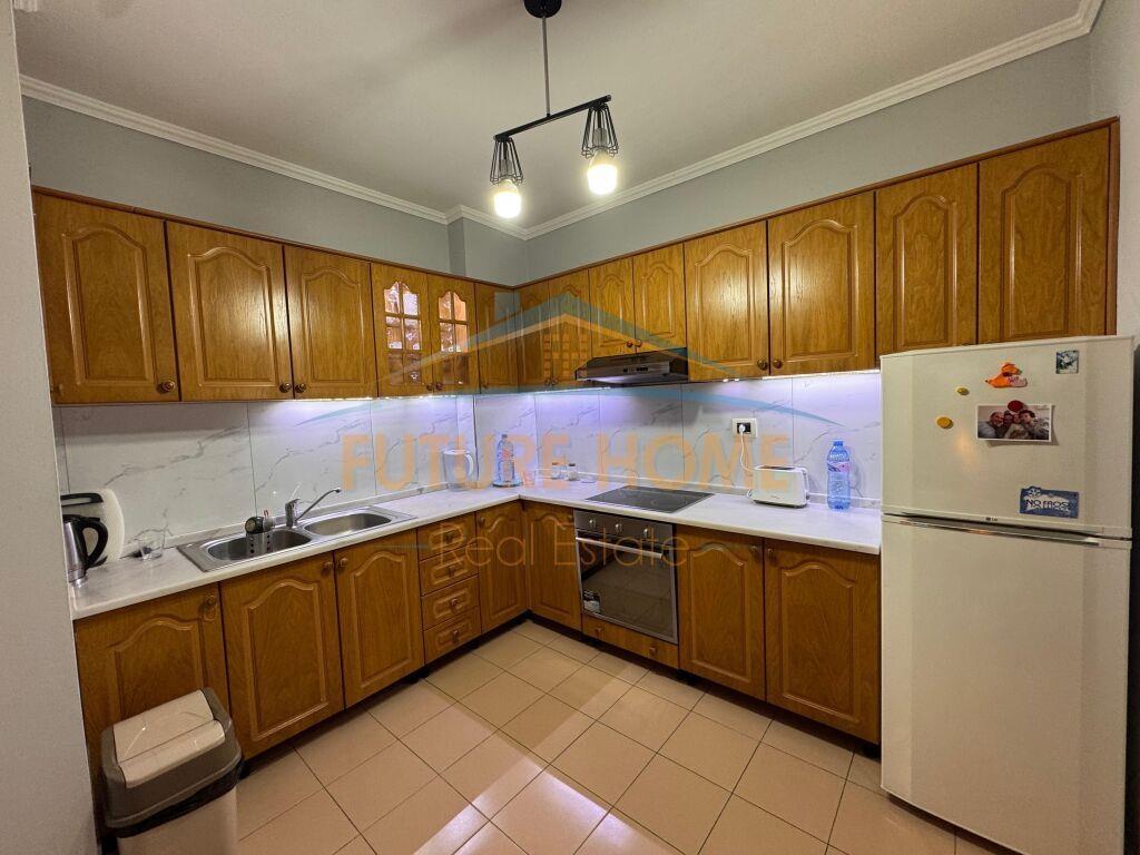 Shitet apartament 2+1+2 Komuna e Parisit