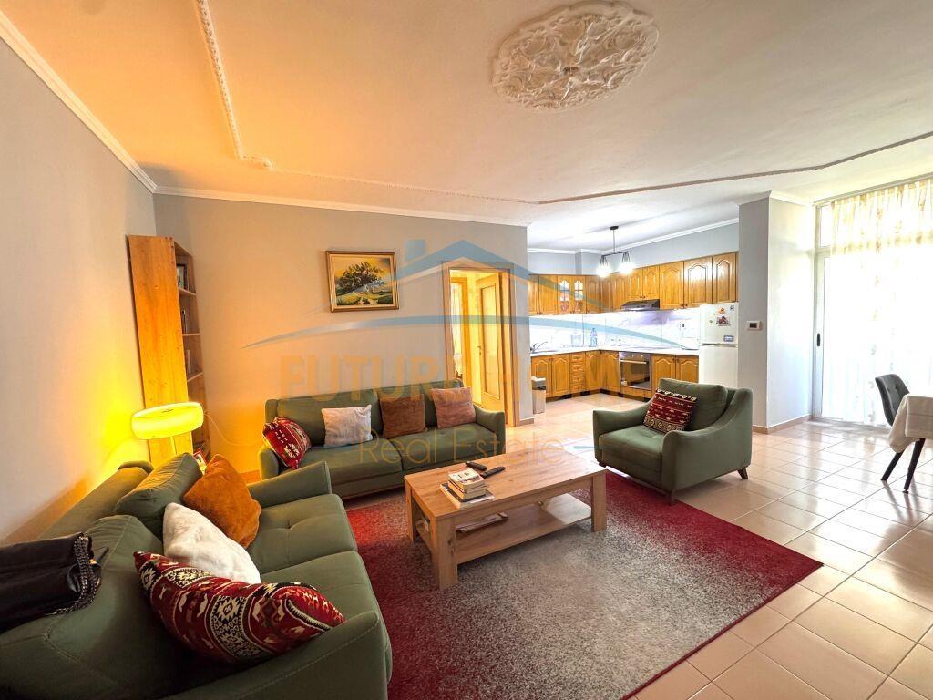 Shitet apartament 2+1+2 Komuna e Parisit