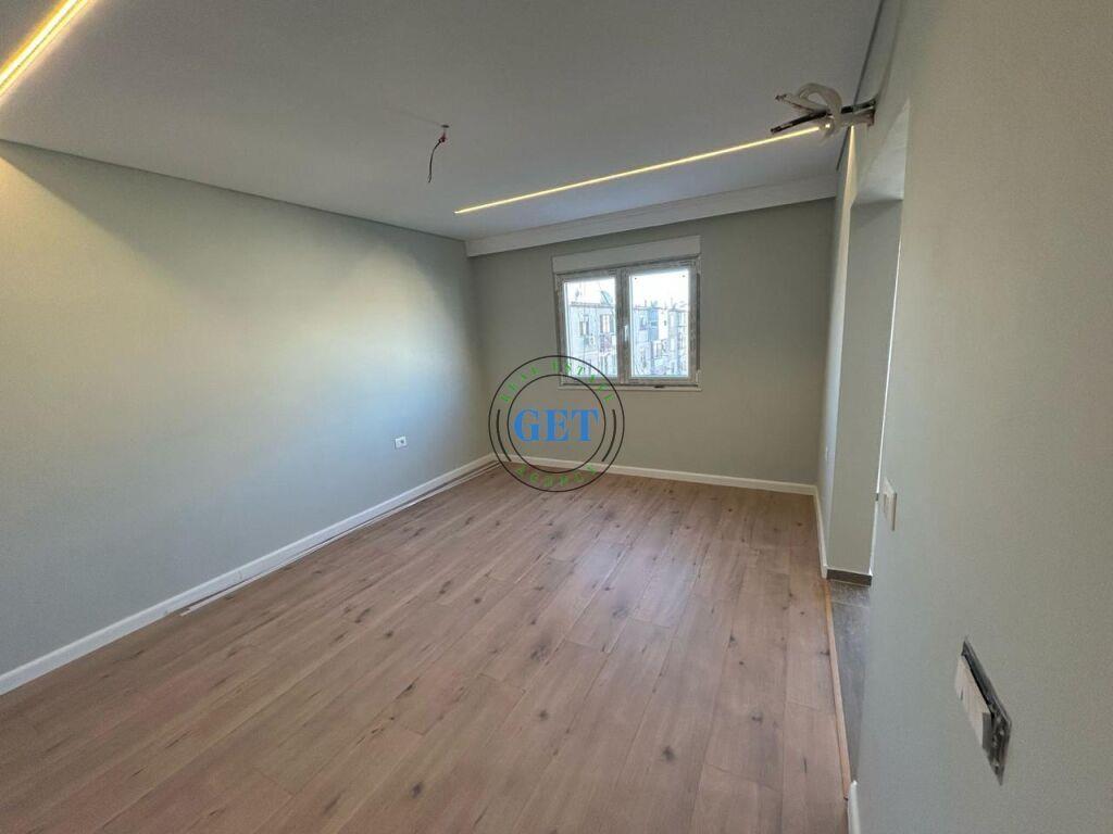 Shitet, Apartament 2+1, Tek Kryqi i Kuq, Durres.