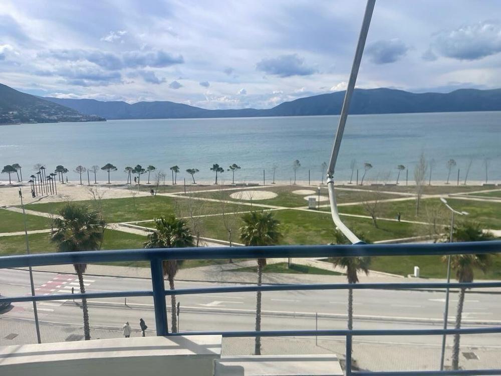 Apartament perballe detit