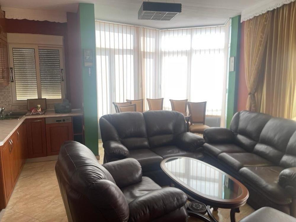 Apartament perballe detit