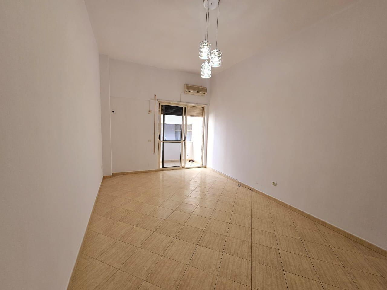 Shitet Garsoniere Plazh Durres