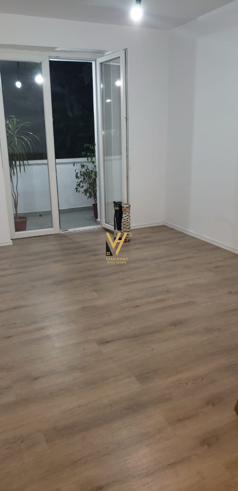 JEPET ZYRE 90M2 ME QERA NE BLLOK 600 EURO