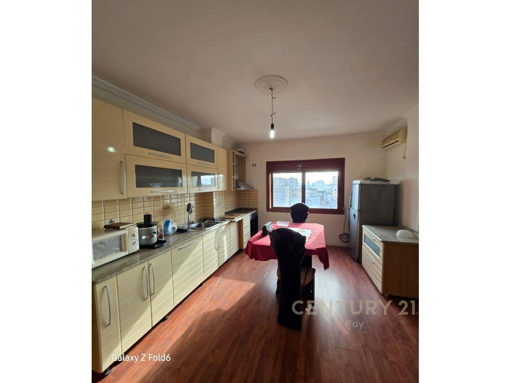SHITET APARTAMENT 3+1+2 ME PAMJE NGA PORTI ME 950 M2 !!!