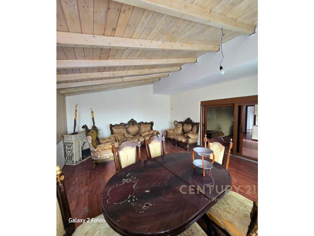 SHITET APARTAMENT 3+1+2 ME PAMJE NGA PORTI ME 950 M2 !!!