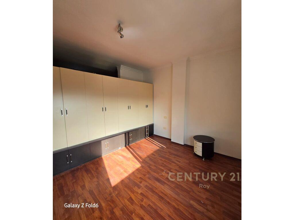 SHITET APARTAMENT 3+1+2 ME PAMJE NGA PORTI ME 950 M2 !!!
