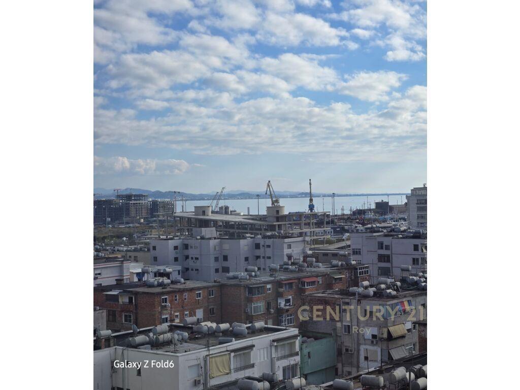 SHITET APARTAMENT 3+1+2 ME PAMJE NGA PORTI ME 950 M2 !!!