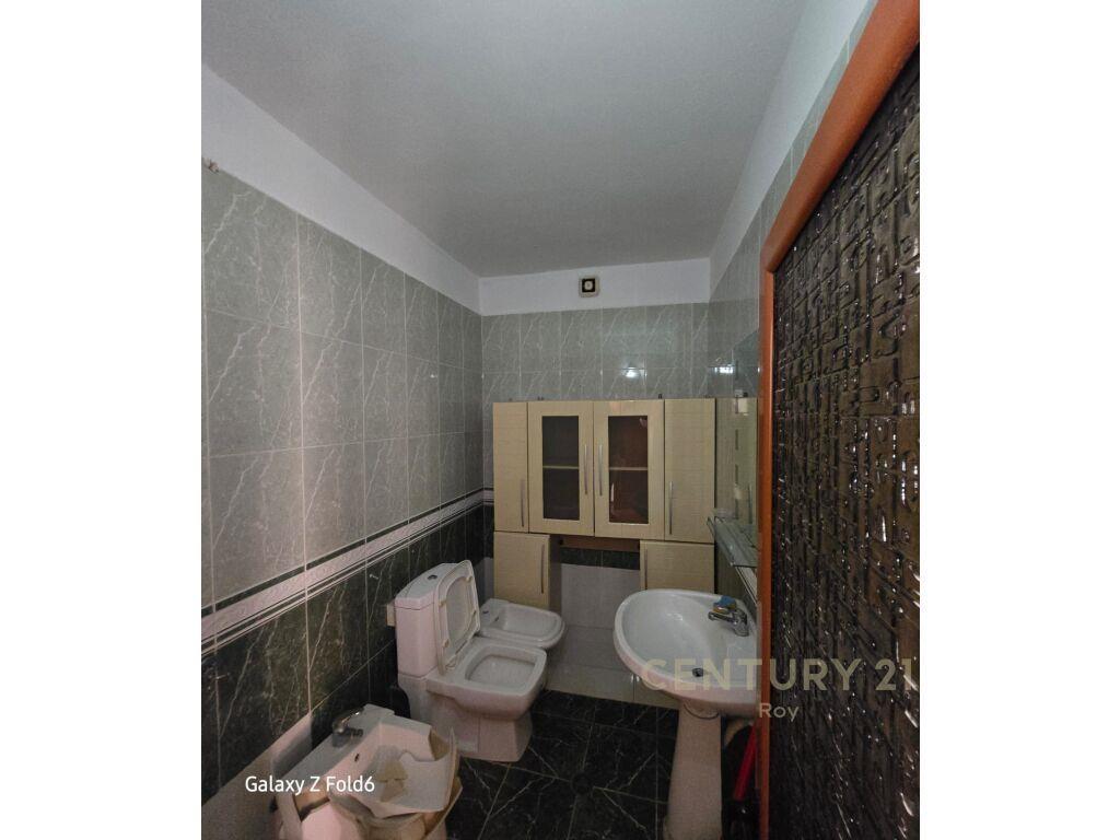 SHITET APARTAMENT 3+1+2 ME PAMJE NGA PORTI ME 950 M2 !!!