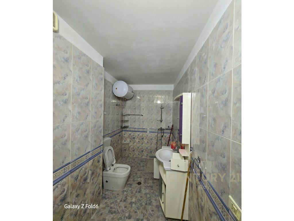 SHITET APARTAMENT 3+1+2 ME PAMJE NGA PORTI ME 950 M2 !!!