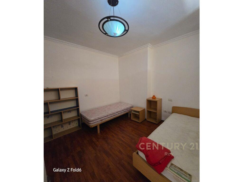 SHITET APARTAMENT 3+1+2 ME PAMJE NGA PORTI ME 950 M2 !!!