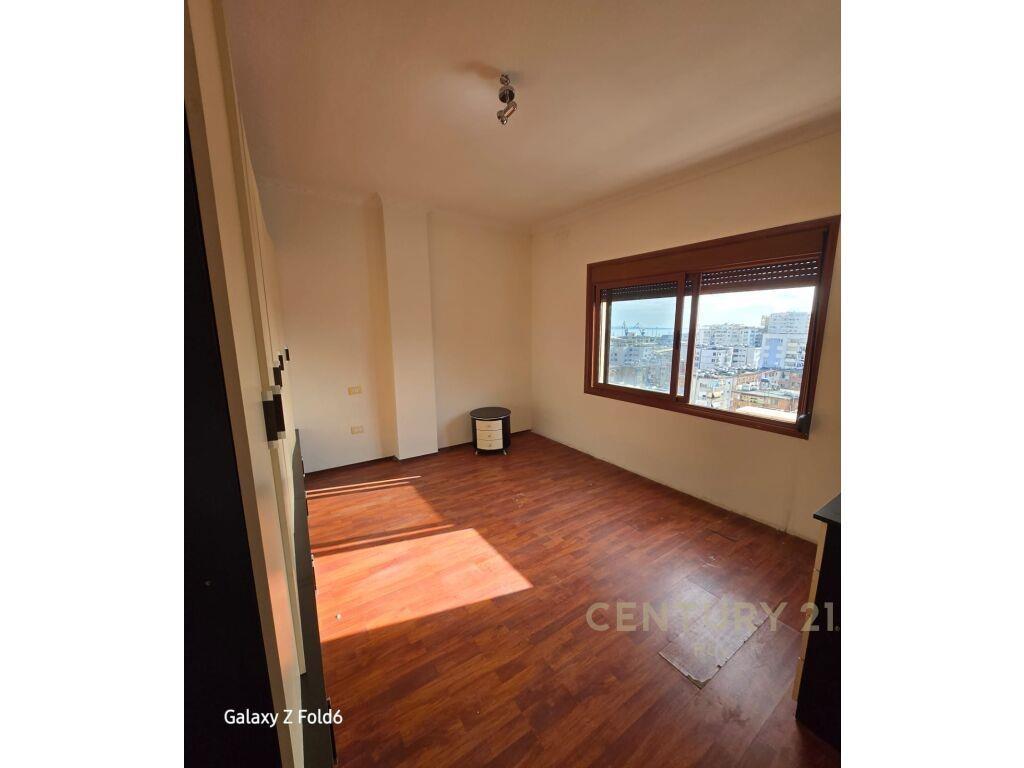 SHITET APARTAMENT 3+1+2 ME PAMJE NGA PORTI ME 950 M2 !!!