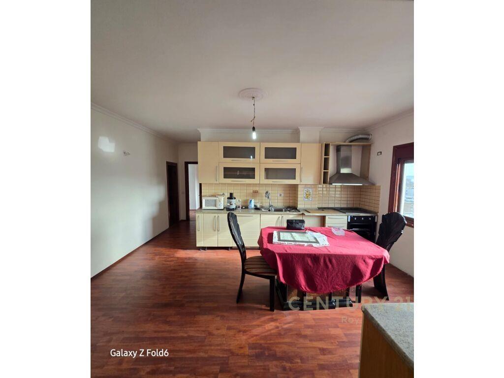 SHITET APARTAMENT 3+1+2 ME PAMJE NGA PORTI ME 950 M2 !!!