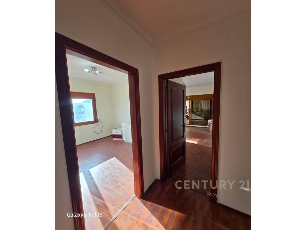 SHITET APARTAMENT 3+1+2 ME PAMJE NGA PORTI ME 950 M2 !!!