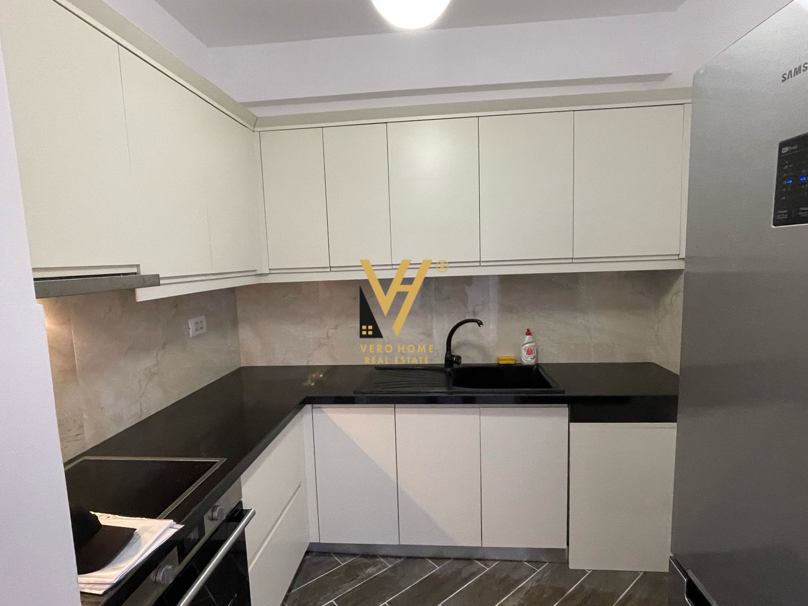 ZYRE 91M2 ME QERA TE MYSLYM SHYRI 1.000 EURO