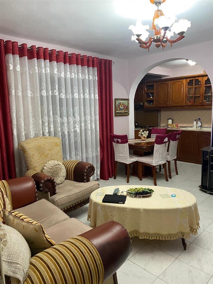 Jepet shtepi me qera 2+1+1 e mobiluar me te gjitha kushtet
