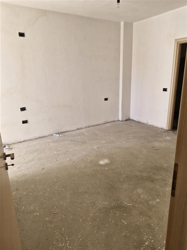 Shitet Apartamenti ke vila zogut.