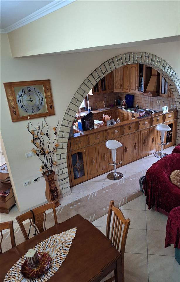 Shtepi me qera. dhe në shitje.