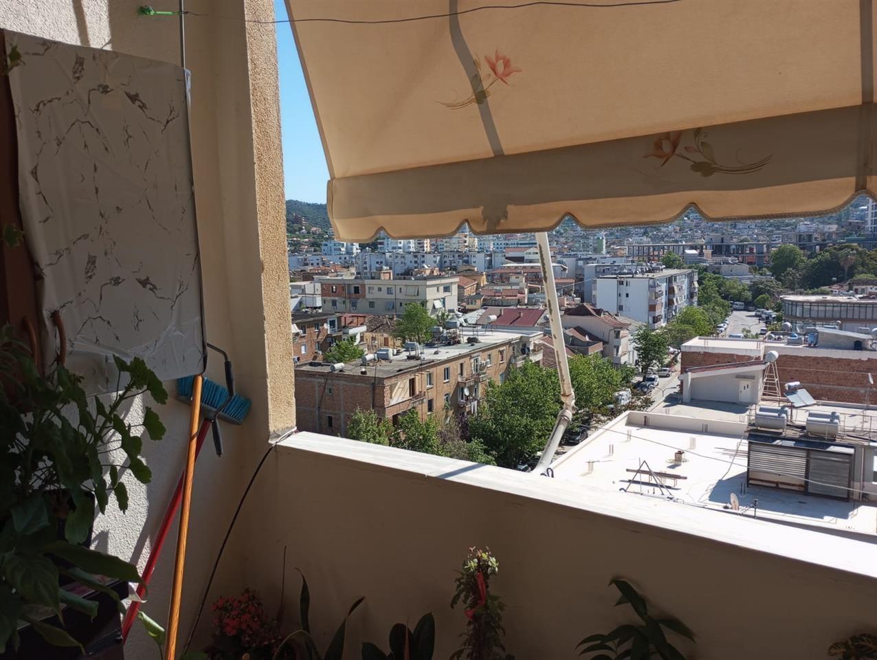 Shitet apartament 2+1 i mobiluar !