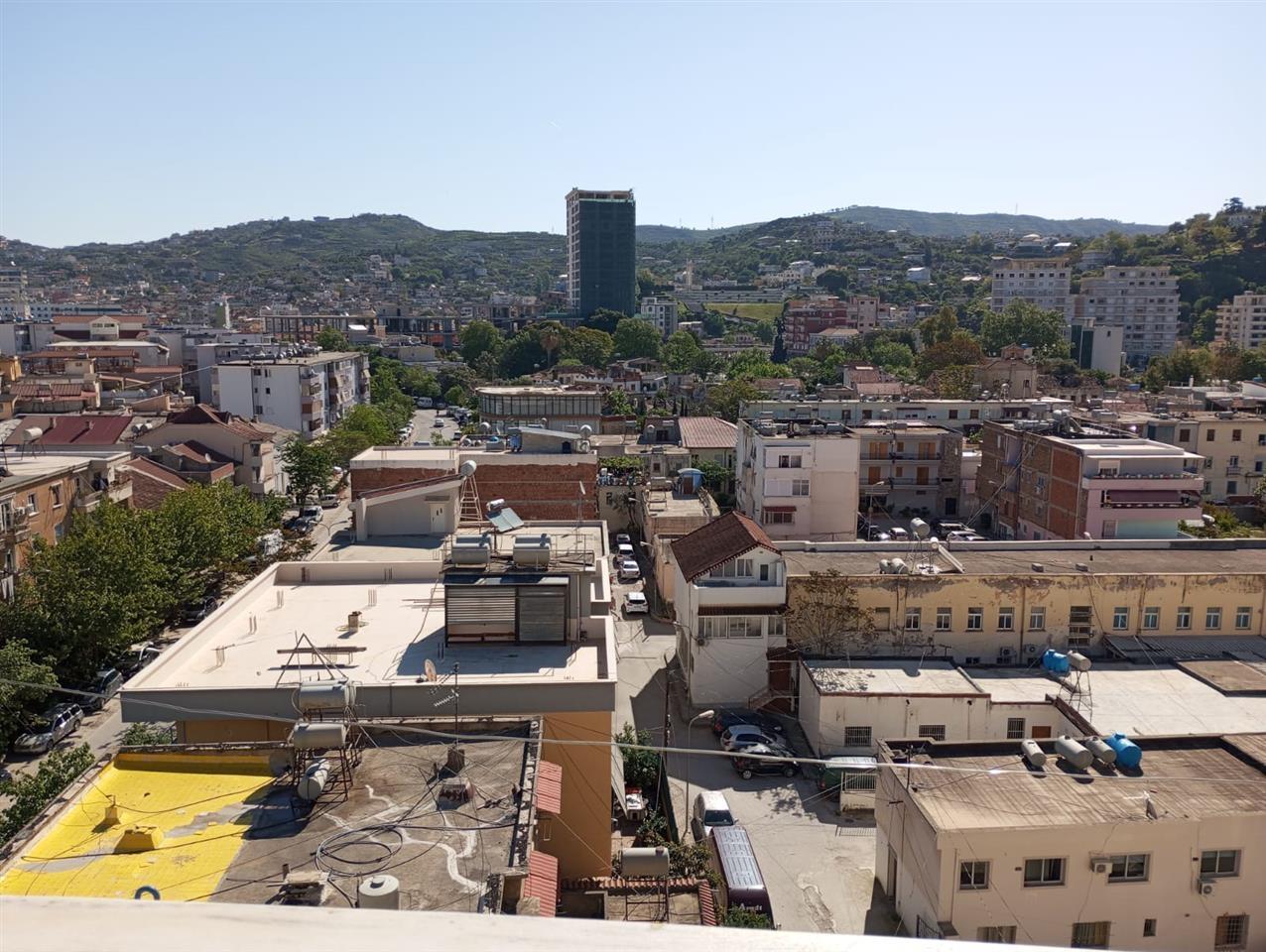 Shitet apartament 2+1 i mobiluar !