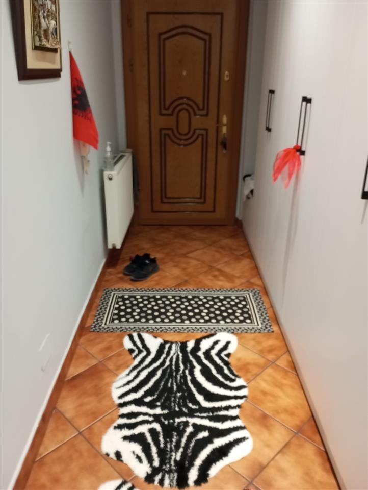 Shitet apartament 2+1 i mobiluar !