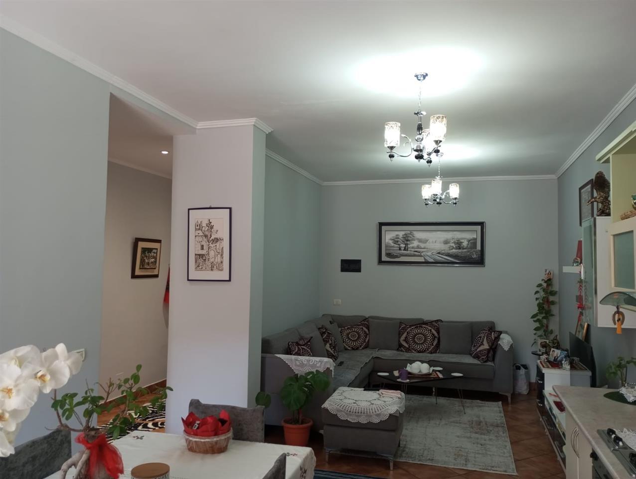 Shitet apartament 2+1 i mobiluar !