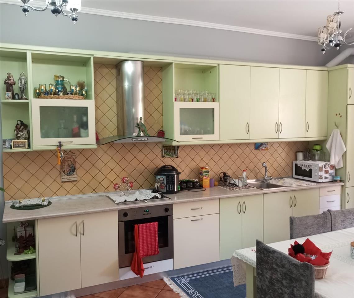 Shitet apartament 2+1 i mobiluar !