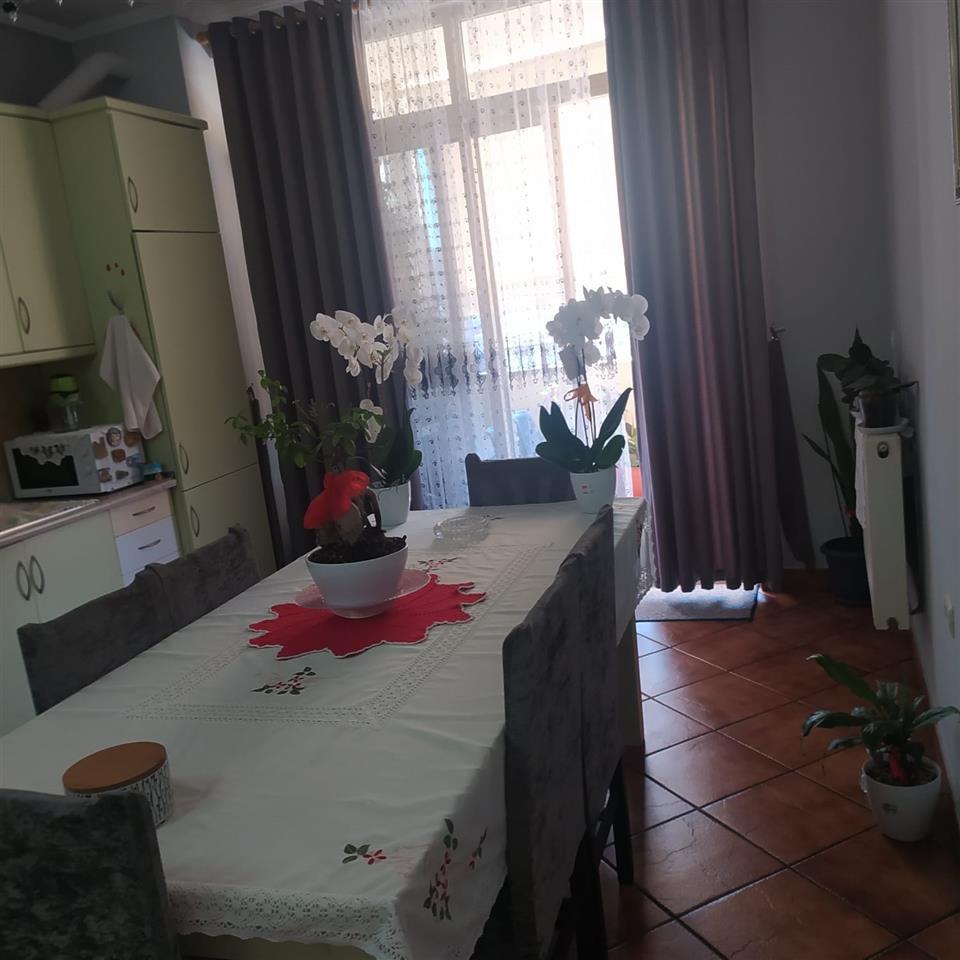 Shitet apartament 2+1 i mobiluar !