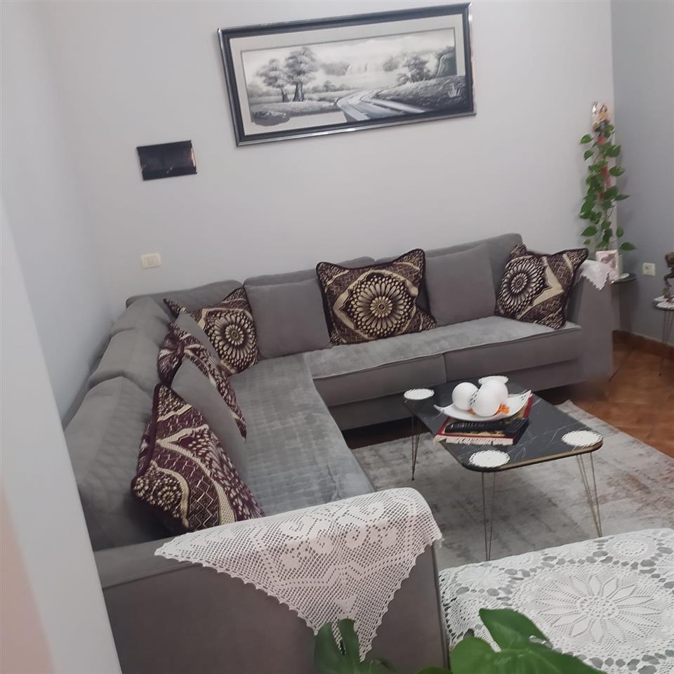 Shitet apartament 2+1 i mobiluar !