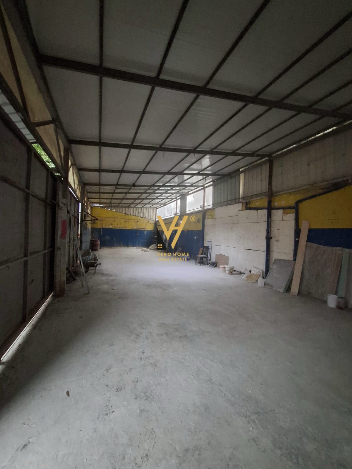 MAGAZINE 230M2 NE ASTIR 2.000 EURO