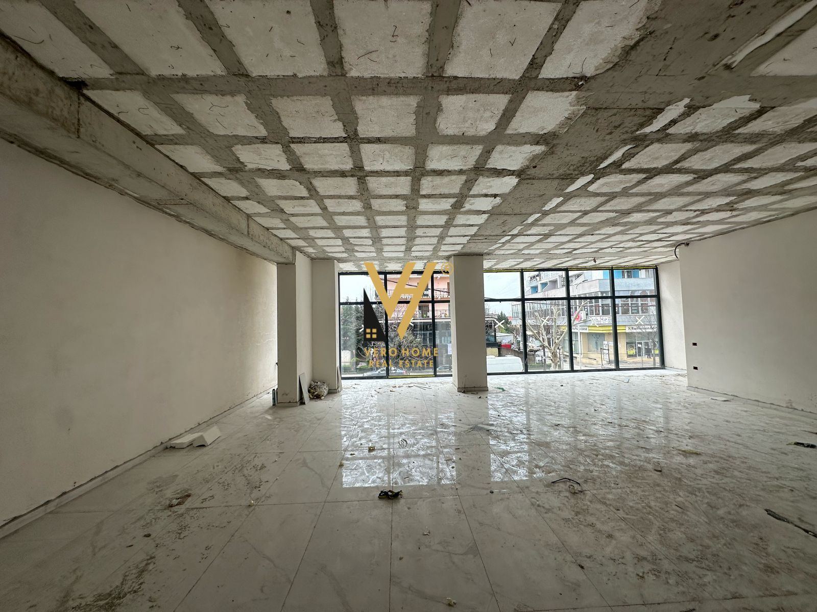 AMBJENT BIZNESI 195 M2 ME QERA NE KAMEZ 2.000 EURO