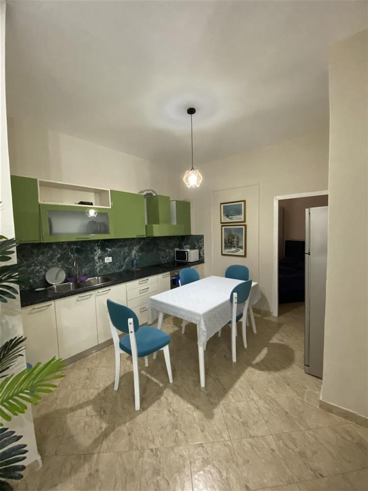 Qera ditore tek shkembi kavajes