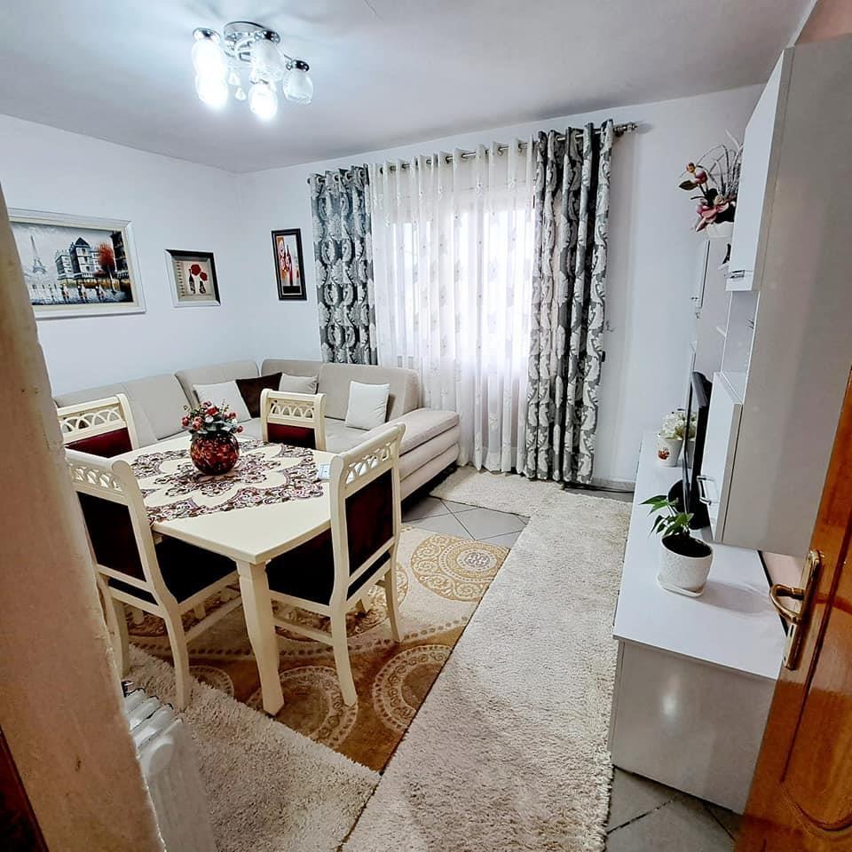 Kavaje, apartament 3+1,afer tregut industrial.