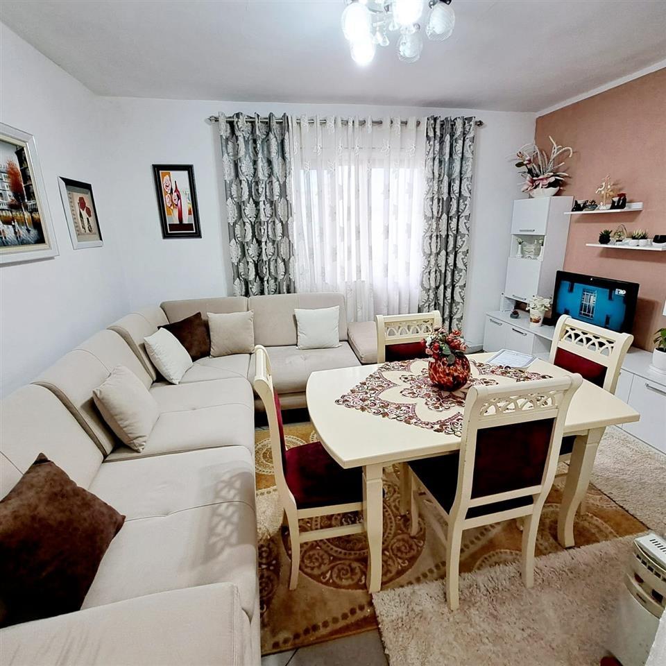 Kavaje, apartament 3+1,afer tregut industrial.