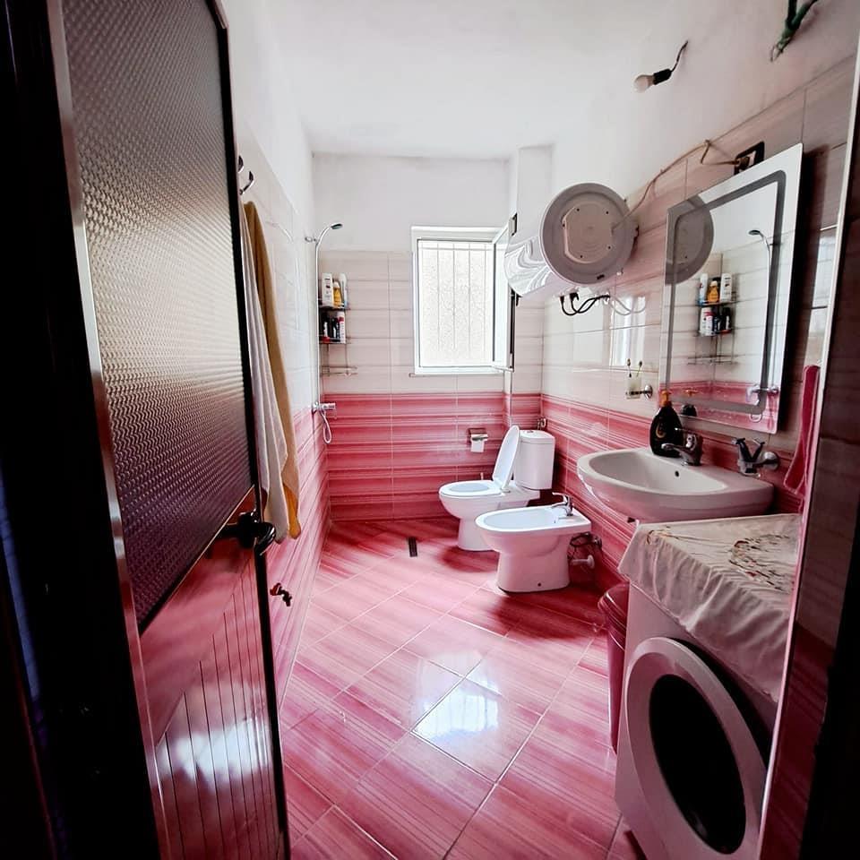 Kavaje, apartament 3+1,afer tregut industrial.