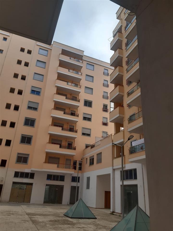 JEPET ME QERA APARTAMENT 2+1 PAS SHKOLLES INDUSTRIALE