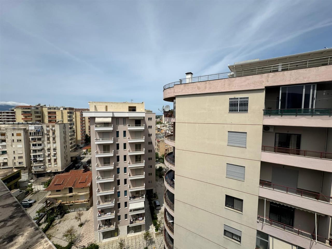 Apartament 2+1 me verandë në katin e fundit – në shitje!