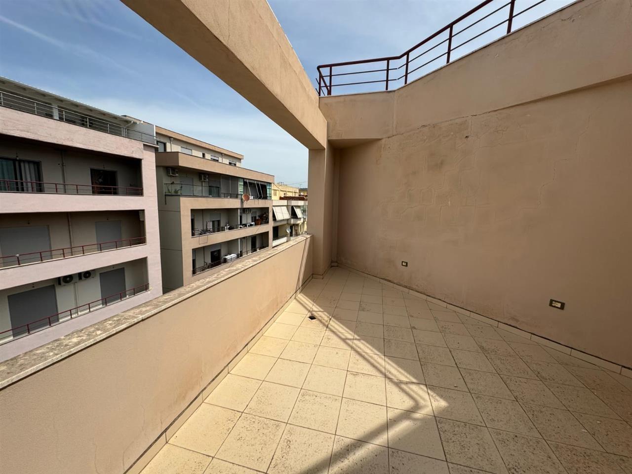 Apartament 2+1 me verandë në katin e fundit – në shitje!