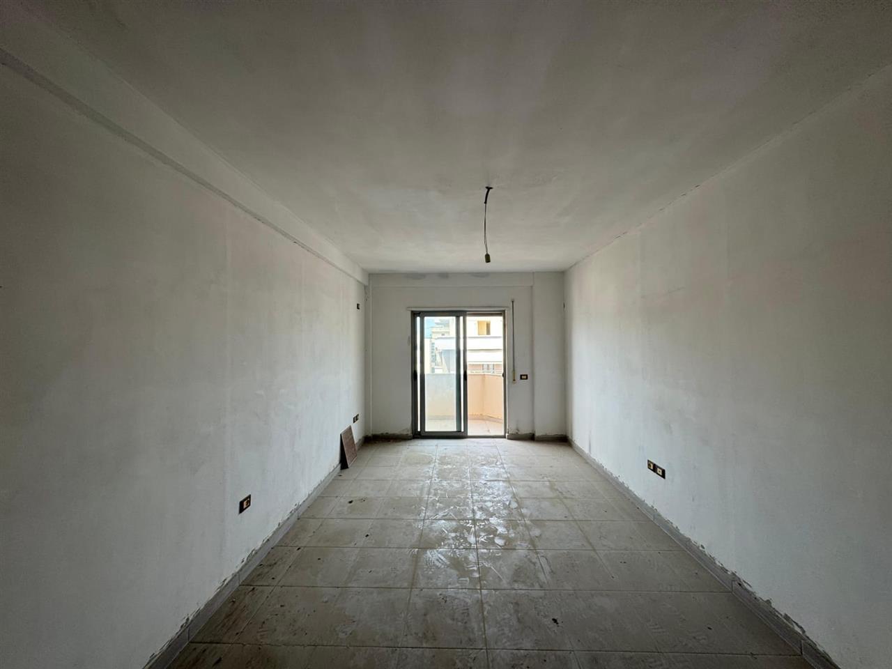 Apartament 2+1 me verandë në katin e fundit – në shitje!