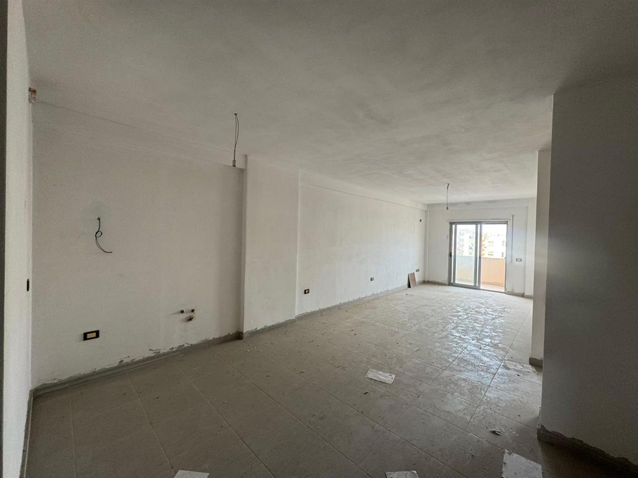 Apartament 2+1 me verandë në katin e fundit – në shitje!