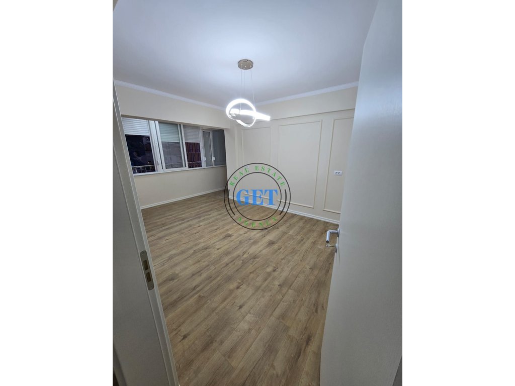 Shitet, Apartament 2+1 Rruga e Portit, Durres.